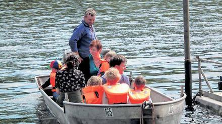 Ahoi! Kleine Gäste nimmt Mario Weber beim Fischerfest auf Bootstour mit.