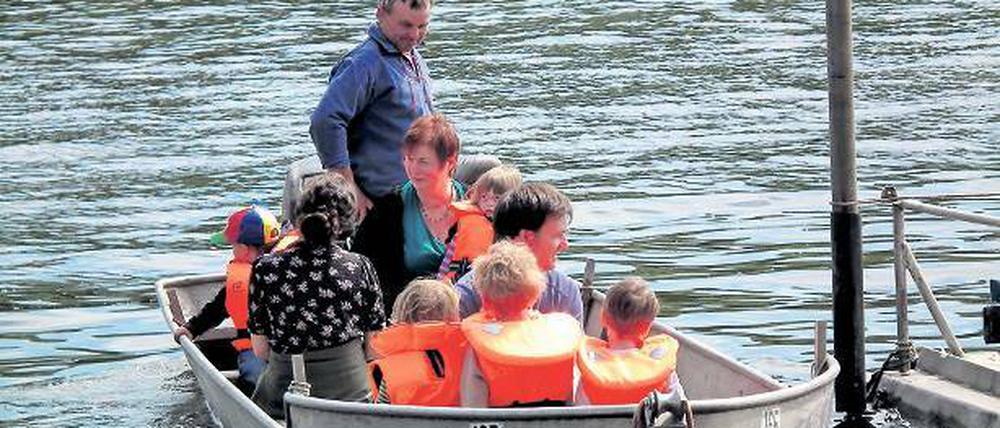 Ahoi! Kleine Gäste nimmt Mario Weber beim Fischerfest auf Bootstour mit.