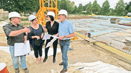 In Bau. Bis 2018 soll in der Gagarinstraße eine Sporthalle mit vier Feldern entstehen. Jann Jakobs (r.) und Noosha Aubel (2.v.r.) begutachten den Fortschritt.
