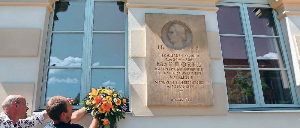 Blumen für Dortu. Die Andere würdigt den Revolutionär jedes Jahr.