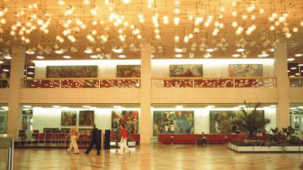 Auftragskunst in „Erichs Lampenladen“. Ein Blick in die Galerie im mit Hunderten Lampen erleuchteten Foyer des Palasts der Republik. Die insgesamt 16 Auftragswerke von namhaften DDR-Künstlern werden in diesem Herbst das erste Mal seit mehr als 20 Jahren wieder gezeigt – im Museum Barberini.