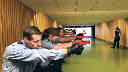Abdrücken. Polizeianwärter absolvieren an der Fachhochschule der Polizei Brandenburg ein Schießtraining – mit nicht scharfen Pistolen.