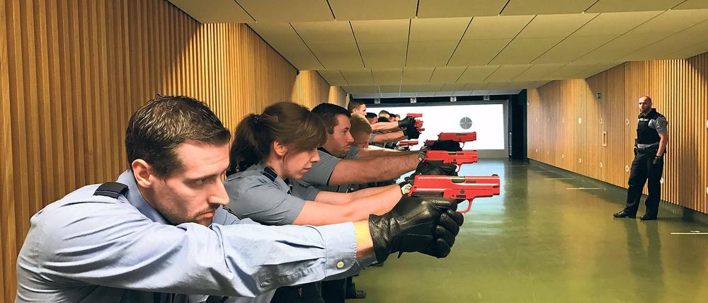 Abdrücken. Polizeianwärter absolvieren an der Fachhochschule der Polizei Brandenburg ein Schießtraining – mit nicht scharfen Pistolen.