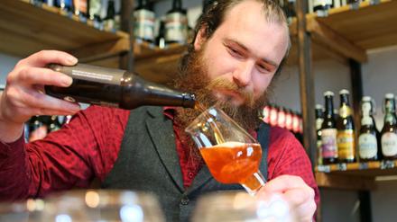Für Bierliebhaber: Der Laden von Robert Pietschmann und Michael Britzke (Foto) bietet eine große Vielfalt an Biersorten an.