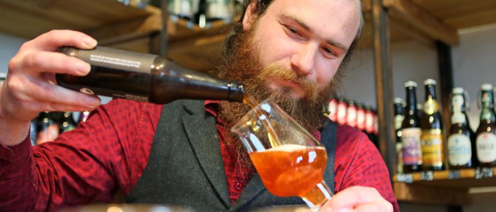 Für Bierliebhaber: Der Laden von Robert Pietschmann und Michael Britzke (Foto) bietet eine große Vielfalt an Biersorten an.