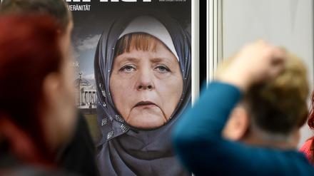 Das Cover des Compact Magazins (Ausgabe Januar 2015) zeigt am 12.03.2015 an einem Ausstellerstand der Buchmesse Leipzig (Sachsen) Bundeskanzlerin Merkel mit einem Kopftuch. Bis zum 15. März präsentieren sich auf der Messe rund 2000 Verlage aus 42 Ländern mit ihren Neuerscheinungen.