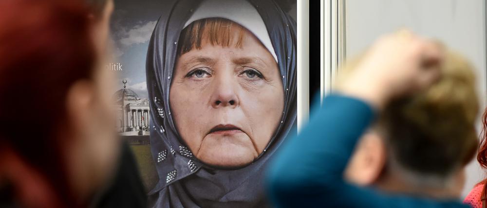 Das Cover des Compact Magazins (Ausgabe Januar 2015) zeigt am 12.03.2015 an einem Ausstellerstand der Buchmesse Leipzig (Sachsen) Bundeskanzlerin Merkel mit einem Kopftuch. Bis zum 15. März präsentieren sich auf der Messe rund 2000 Verlage aus 42 Ländern mit ihren Neuerscheinungen.