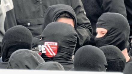 Rechte Fans. Beim FC Energie Cottbus tummeln sich zahlreiche Neonazis, wie hier beim Spiel gegen den SV Babelsberg im Frühjahr.