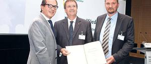 Geschenkt. Bundesminister Alexander Dobrindt (l.) übergibt Vize-Landrat Christian Stein den Förderbescheid.
