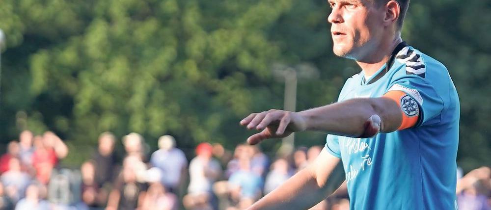 Er soll zeigen, wo es langgeht. Philip Saalbach führt als Kapitän den SV Babelsberg 03 in die neue Regionalliga-Saison. Der 28 Jahre alte Defensivspieler verlängerte nach zwei Jahren am Babelsberger Park um zwei weitere Spielzeiten und zählt zu den erfahrenen Akteuren innerhalb der jungen Mannschaft im Kiez.
