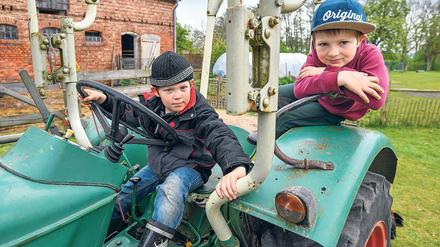 Heidenhelden. Einen Tag lang spielten die Bewohner von Biesenbrow den ganzen Roman. Die Hauptrolle, der kleine Martin, übernahm Jakob Frank (rechts).