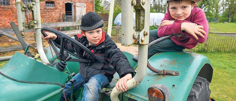 Heidenhelden. Einen Tag lang spielten die Bewohner von Biesenbrow den ganzen Roman. Die Hauptrolle, der kleine Martin, übernahm Jakob Frank (rechts).