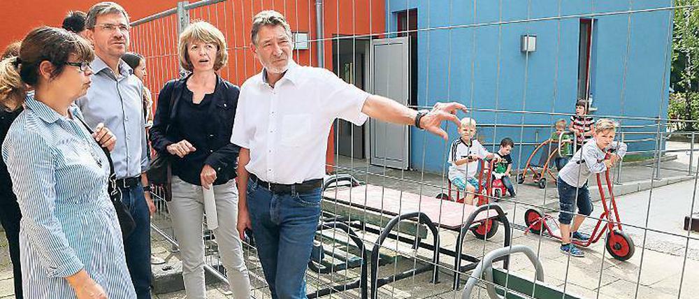 Brandopfer. In der Kita Sternschnuppe hat es im Winer gleich zwei Mal gebrannt. Jann Jakobs (r.) informierte sich dort gestern über die Sanierungsmaßnahmen.