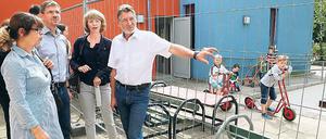 Brandopfer. In der Kita Sternschnuppe hat es im Winer gleich zwei Mal gebrannt. Jann Jakobs (r.) informierte sich dort gestern über die Sanierungsmaßnahmen.