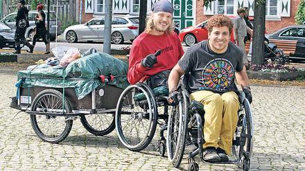 Rollstuhltour. Tijmen Hekker (links) und Hector Loma sind gut 700 Kilometer im Rollstuhl von Amsterdam nach Berlin unterwegs. Am Donnerstag besuchten sie Potsdam.