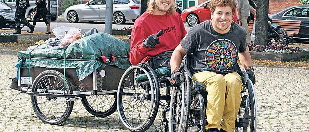 Rollstuhltour. Tijmen Hekker (links) und Hector Loma sind gut 700 Kilometer im Rollstuhl von Amsterdam nach Berlin unterwegs. Am Donnerstag besuchten sie Potsdam.