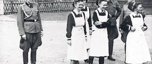 Ambivalenter Einsatz. Krankenschwestern waren im Zweiten Weltkrieg einer besonderen Belastung ausgesetzt. Viele verdrängten die Widersprüche zwischen Helfen und Massenmord. Andere hingegen waren begeisterte Anhänger der NS-Ideologie.