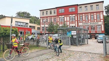 Abwarten. Der Lindenhof-Grundschule fehlen nicht nur Sportflächen und Fachräume. Doch kurzfristige Abhilfe will die Gemeinde nicht schaffen.