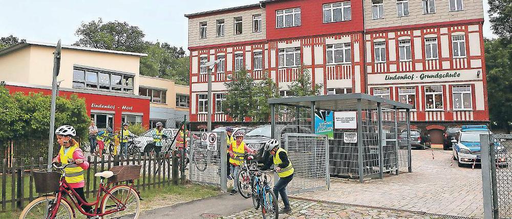 Abwarten. Der Lindenhof-Grundschule fehlen nicht nur Sportflächen und Fachräume. Doch kurzfristige Abhilfe will die Gemeinde nicht schaffen.