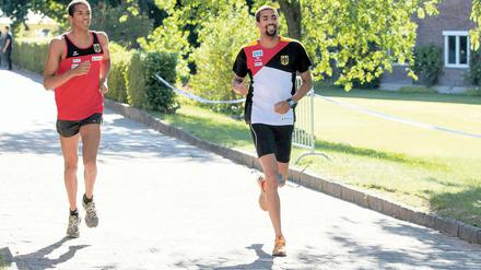 Gemeinsam erfolgreich. Die Brüder Marvin und Patrick Dogue (v.l.) gingen bei der diesjährigen Europameisterschaft zum ersten Mal gemeinsam in der Staffel an den Start – und prompt gewann das Duo des OSC Potsdam eine Medaille. Bronze sprang heraus.