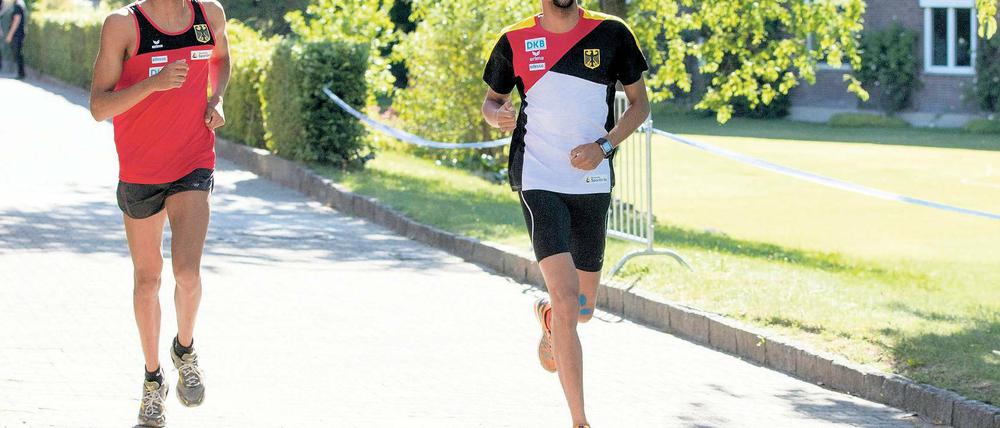 Gemeinsam erfolgreich. Die Brüder Marvin und Patrick Dogue (v.l.) gingen bei der diesjährigen Europameisterschaft zum ersten Mal gemeinsam in der Staffel an den Start – und prompt gewann das Duo des OSC Potsdam eine Medaille. Bronze sprang heraus.