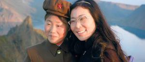 Wie nahe ist fern? Regisseurin Sung-Hyung Cho (rechts) mit nordkoreanischer Soldatin auf dem heiligen Berg Baekdu.