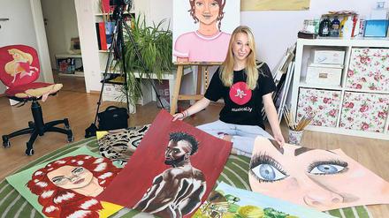 Kunstsammlung. Doro lässt sich von ihrer Umgebung und vom Internet zu Motiven inspirieren – zum Beispiel zum nackten Oberkörper von Jason Derulo. Ihre Bilder malt sie dann in Acryl vor laufender Handykamera. Im Zeitraffer ist der Malprozess anschließend auf der App musical.ly zu sehen.