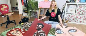 Kunstsammlung. Doro lässt sich von ihrer Umgebung und vom Internet zu Motiven inspirieren – zum Beispiel zum nackten Oberkörper von Jason Derulo. Ihre Bilder malt sie dann in Acryl vor laufender Handykamera. Im Zeitraffer ist der Malprozess anschließend auf der App musical.ly zu sehen.