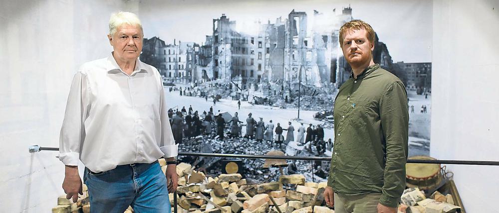 Geschichte als Mahnung. Wieland Giebel (li.) und Enno Lenze haben Dokumente und Objekte zum Aufstieg Hitlers zusammengetragen.