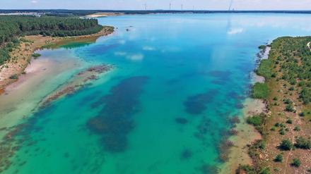 Karibische Farben. Azurblau schimmert das Wasser des Partwitzer Sees nahe Lieske. Der Partwitzer See, der in Brandenburg und Sachsen liegt, wird derzeit bekalkt und das Wasser ist dadurch azurblau gefärbt.