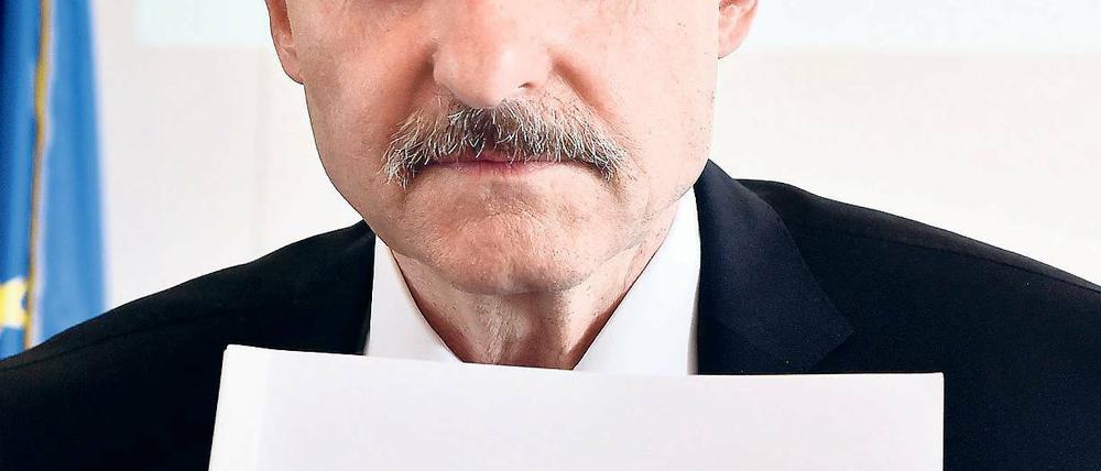 Grund zur Sorge. Innenminister Schröter mit dem Verfassungsschutzbericht.