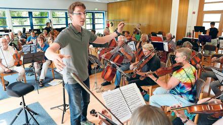 Führt durch die Proben. Matthias Salge ist der musikalische Leiter der Potsdamer Orchesterwoche, in der Laienmusiker jedes Jahr zum gemeinsamen Musizieren auf Hermannswerder zusammenkommen. Das Eingeübte präsentiert das Orchester in vier Konzerten.