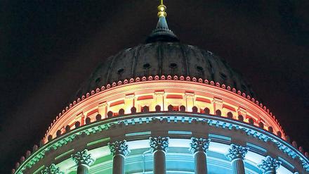 Strahlend. Zum Auftakt der Jahreskampagne „Stadt trifft Kirche“ wurde die Kuppel der Nikolaikirche bunt beleuchtet. Beim Aktionstag „Unterwegs im Licht“ wurden sogar zehn Gebäude in der Innenstadt in farbiges Licht getaucht. Die Großveranstaltung zog 10 000 Besucher an.