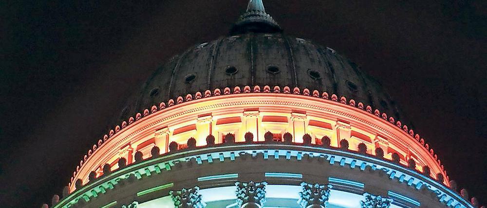 Strahlend. Zum Auftakt der Jahreskampagne „Stadt trifft Kirche“ wurde die Kuppel der Nikolaikirche bunt beleuchtet. Beim Aktionstag „Unterwegs im Licht“ wurden sogar zehn Gebäude in der Innenstadt in farbiges Licht getaucht. Die Großveranstaltung zog 10 000 Besucher an.