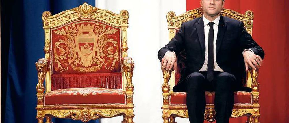 Monarchisch. Der französische Staatspräsident Emmanuel Macron liebt den großen Auftritt, Fragen von Journalisten liebt er weniger.