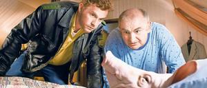 Saumäßig. Franz (Sebastian Bezzel, links) und Moratschek (Sigi Zimmerschied) staunen über den Schweinskopf in Moratscheks Bett.