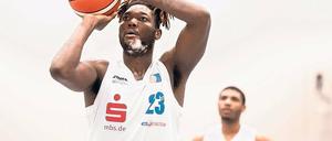 Es geht weiter. Auch in der Saison 2017/18 wird beim RSV Zweitliga-Basketball geboten. Mit dabei ist dann der US-Amerikaner Josh Smith, der seinen Vertrag bei der Eintracht bereits verlängert hat.