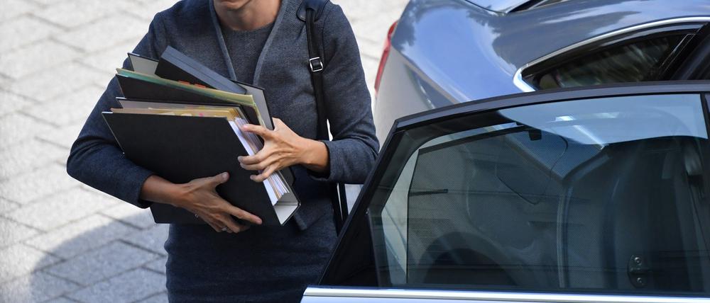 Kurz vor Beginn einer Kabinettsitzung in der Brandenburger Staatskanzlei am 20.09.2016 in Potsdam (Brandenburg) steigt Sozialministerin Diana Golze (Die Linke) mit Akten in den Händen aus ihrem Dienstwagen. Sie stellt das Betriebspanel Brandenburg 2016 vor.