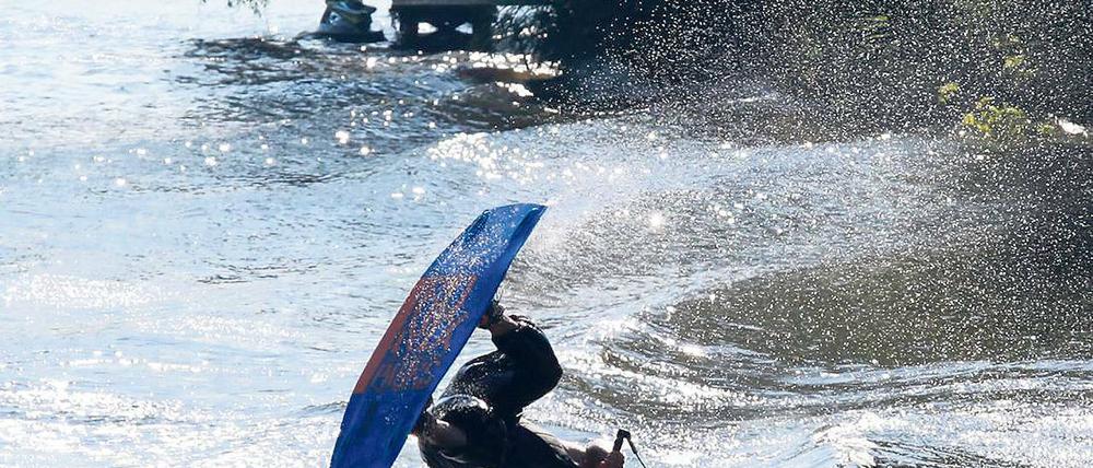 Spritzige Show. Auf dem Caputher Gemünde wird es am ersten Augustwochenende wieder Kunststücke des Wasserskiclubs Caputh „Preußen“ e.V. geben. Abends wird auf der Geltower Uferseite gefeiert.