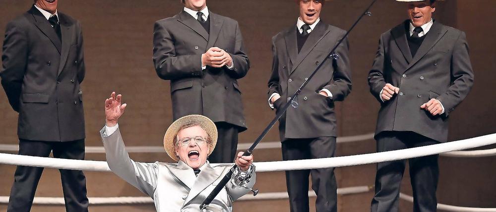 Stimmmächtig. Countertenor Jochen Kowalski (vorn) gibt in der Oper „Tucholskys Spiegel“ dem „Alter Ego“ Kurt Tucholskys die Stimme. Die Komposition von James Reynolds kommt heute Abend in musikalischer Begleitung des Kammerorchesters Potsdam in Rheinsberg zur Uraufführung.