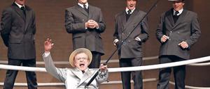 Stimmmächtig. Countertenor Jochen Kowalski (vorn) gibt in der Oper „Tucholskys Spiegel“ dem „Alter Ego“ Kurt Tucholskys die Stimme. Die Komposition von James Reynolds kommt heute Abend in musikalischer Begleitung des Kammerorchesters Potsdam in Rheinsberg zur Uraufführung.