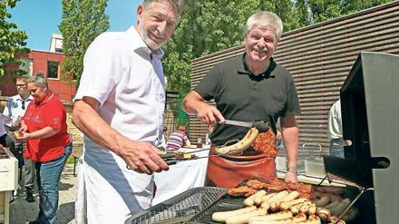 Alles Wurst? Stadtchef J. Jakobs (l.) und Oppositionsführer H.-J. Scharfenberg.
