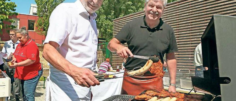 Alles Wurst? Stadtchef J. Jakobs (l.) und Oppositionsführer H.-J. Scharfenberg.