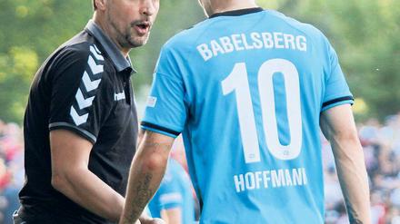 Analyse am Spielfeldrand. Trainer Alemedin Civa gibt Flügelflitzer Manuel Hoffmann Anweisungen. In sieben Wochen Training und sieben Testspielen hat Civa die neuformierte Regionalligamannschaft des SV Babelsberg 03 auf die neue Saison vorbereitet.