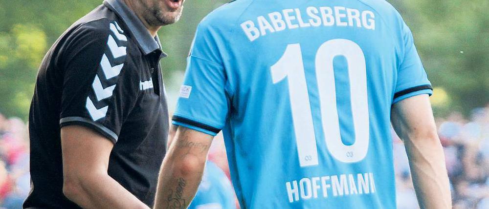 Analyse am Spielfeldrand. Trainer Alemedin Civa gibt Flügelflitzer Manuel Hoffmann Anweisungen. In sieben Wochen Training und sieben Testspielen hat Civa die neuformierte Regionalligamannschaft des SV Babelsberg 03 auf die neue Saison vorbereitet.