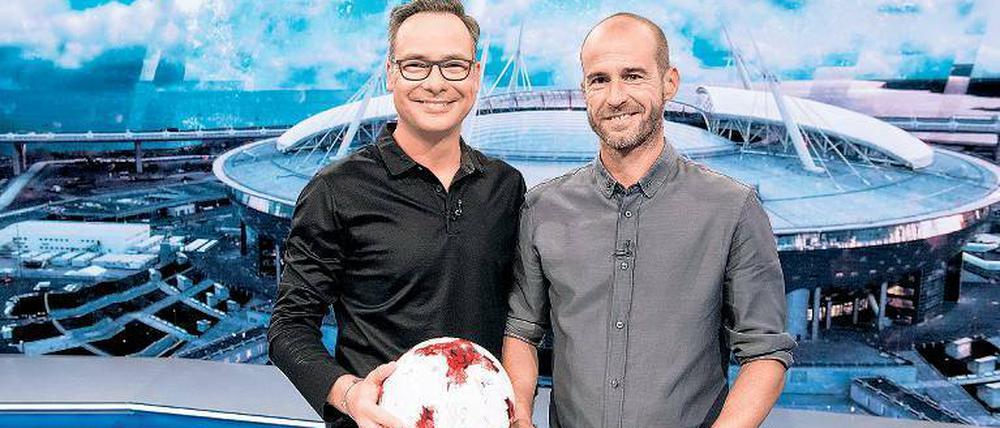 Bald wieder ein Herz und eine Seele? Matthias Opdenhövel (links) und Mehmet Scholl beim Fachsimpeln.