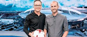 Bald wieder ein Herz und eine Seele? Matthias Opdenhövel (links) und Mehmet Scholl beim Fachsimpeln.