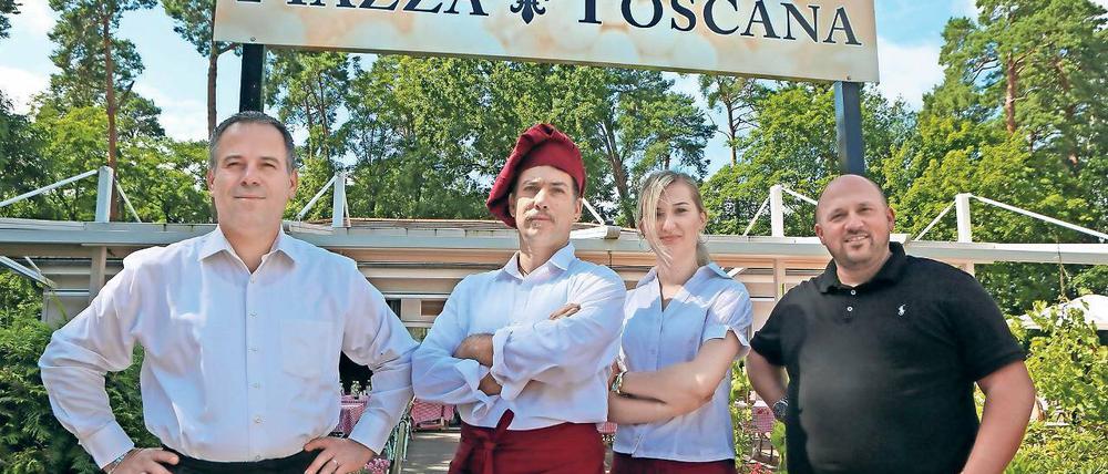 Toskanafraktion. Gründer und Mitinhaber Giorgio Cuccia neben Studentin Ursula Majewska, die im Sommer als Kellnerin arbeitet, Koch Paolo Pardini und Francesco Mattalone vom Service (v.r.n.l.). Die antike handbetriebene Schwungradschneidemaschine, eine Berkel 115 (u.r.), hat Cuccia restaurieren lassen. Sie sieht schick aus und schneidet den italienischen Schinken perfekt – auch ohne Strom.