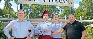 Toskanafraktion. Gründer und Mitinhaber Giorgio Cuccia neben Studentin Ursula Majewska, die im Sommer als Kellnerin arbeitet, Koch Paolo Pardini und Francesco Mattalone vom Service (v.r.n.l.). Die antike handbetriebene Schwungradschneidemaschine, eine Berkel 115 (u.r.), hat Cuccia restaurieren lassen. Sie sieht schick aus und schneidet den italienischen Schinken perfekt – auch ohne Strom.