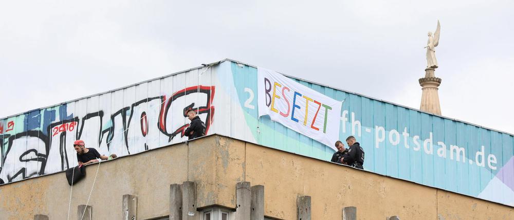 Aufs Dach gestiegen. Besetzer und Polizei auf dem Dach der Fachhochschule in Aktion. Die Räumung begann am Abend.